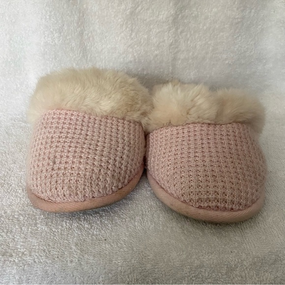 Victoria’s Secret’s Slippers Shoes Size Small Women’s Pink Slip On Fuzzy - Picture 2 of 7